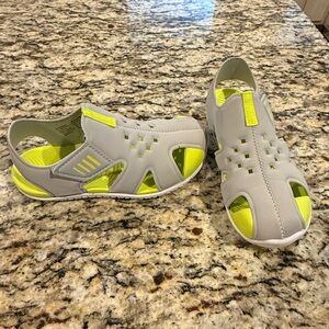 11/12 Wonder Nation Kids Sandals in Gray and Yellow EEUC